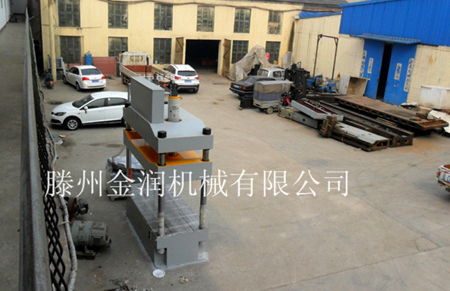 四柱液压机现场图2